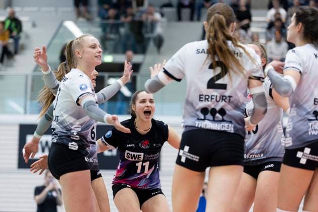 1. Volleyball Bundesliga Frauen: Schwarz-Weiss Erfurt vs. Allianz MTV Stuttgart; Erfurt; 08.03.2025 Mia Anna Stauß ( 11; Schwarz-Weiss Erfurt) und Mannschaft 1. Volleyball Bundesliga Frauen: Schwarz-Weiss Erfurt vs. Allianz MTV Stuttgart; Riethsporthalle Erfurt; 08.03.2025 Copyright: xBEAUTIFULxSPORTS Duehringx