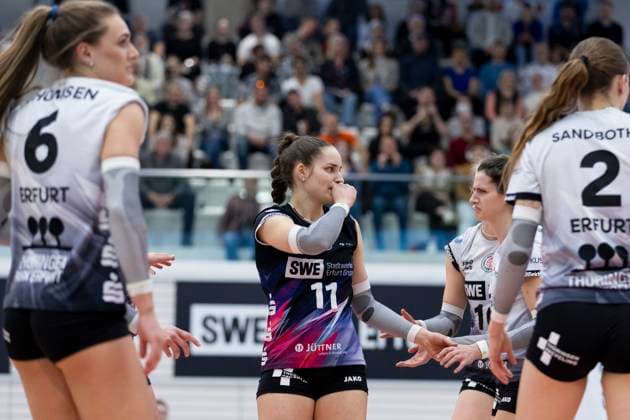 1. Volleyball Bundesliga Frauen: Schwarz-Weiss Erfurt vs. Allianz MTV Stuttgart; Erfurt; 08.03.2025 Mia Anna Stauß ( 11; Schwarz-Weiss Erfurt) und Mannschaft 1. Volleyball Bundesliga Frauen: Schwarz-Weiss Erfurt vs. Allianz MTV Stuttgart; Riethsporthalle Erfurt; 08.03.2025 Copyright: xBEAUTIFULxSPORTS Duehringx