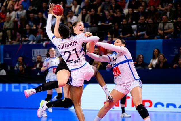Sport Themen der Woche KW10 Sport Bilder des Tages Handball, Frauen: Länderspiel, Frankreich - Deutschland v. li. im Zweikampf Marie Steffen (Deutschland) und Orlane Kanor (Frankreich), Laura Flippes (Frankreich) Besancon Frankreich *** Handball, womens international match, France Germany from left in duel Marie Steffen Germany and Orlane Kanor France , Laura Flippes France Besancon France