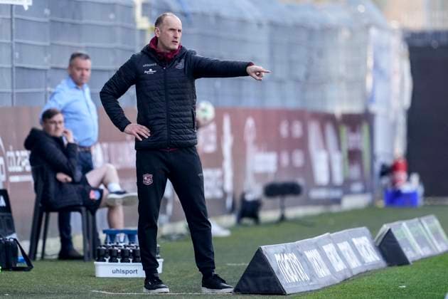 Heiko Herrlich (Trainer, Cheftrainer, Haching), gibt Anweisungen, gestikuliert, mit den Armen gestikulieren, Freisteller, Ganzkörper, Einzelbild, Einzelfoto, Aktion, Action, 08.03.2025, Sandhausen (Deutschland), Fussball, 3. Liga, SV Sandhausen - SpVgg Unterhaching, DFB DFL REGULATIONS PROHIBIT ANY USE OF PHOTOGRAPHS AS IMAGE SEQUENCES AND OR QUASI-VIDEO.