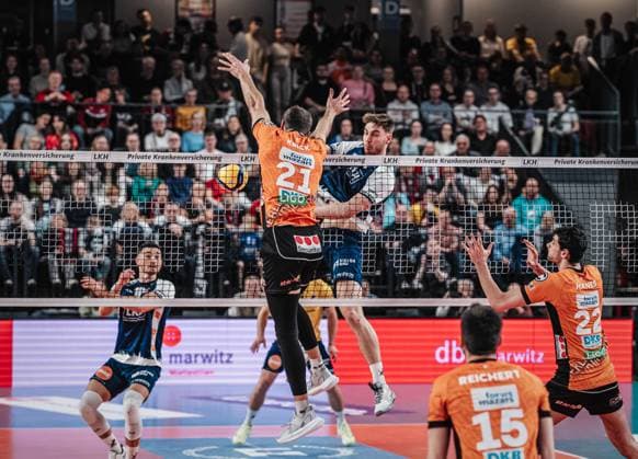 Volleyball Herren Saison 2024 2025 Volleyball Bundesliga VBL SVG Lüneburg vs. Berlin Recycling Volleys 08.03.2025 Simon Torwie ( 1 SVG Lüneburg) wird von Tobias Krick ( 21 BERLIN RECYCLING Volleys) geblockt Lüneburg LKH Arena Niedersachsen Deutschland