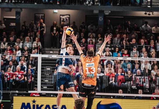 Volleyball Herren Saison 2024 2025 Volleyball Bundesliga VBL SVG Lüneburg vs. Berlin Recycling Volleys 08.03.2025 Ruben Schott ( 13 BERLIN RECYCLING Volleys) im Block gegen Oskar Alve Espeland ( 9 SVG Lüneburg) Lüneburg LKH Arena Niedersachsen Deutschland