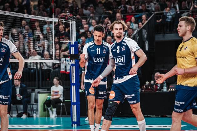 Volleyball Herren Saison 2024 2025 Volleyball Bundesliga VBL SVG Lüneburg vs. Berlin Recycling Volleys 08.03.2025 Die Mannschaft der SVG Lüneburg jubelt Lüneburg LKH Arena Niedersachsen Deutschland