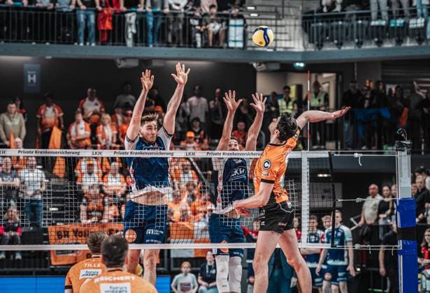 Volleyball Herren Saison 2024 2025 Volleyball Bundesliga VBL SVG Lüneburg vs. Berlin Recycling Volleys 08.03.2025 Simon Torwie ( 1 SVG Lüneburg) und Lorenz Karlitzek ( 10 SVG Lüneburg) im Block gegen Jake Hanes ( 22 BERLIN RECYCLING Volleys) Lüneburg LKH Arena Niedersachsen Deutschland