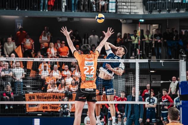 Volleyball Herren Saison 2024 2025 Volleyball Bundesliga VBL SVG Lüneburg vs. Berlin Recycling Volleys 08.03.2025 Xander Wolf Wassenaar Ketrzynski ( 11 SVG Lüneburg) gegen den Block von Jake Hanes ( 22 BERLIN RECYCLING Volleys) Lüneburg LKH Arena Niedersachsen Deutschland