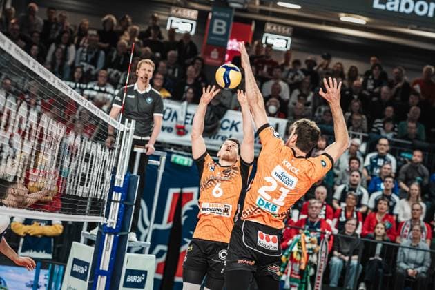 Sport Bilder des Tages Volleyball Herren Saison 2024 2025 Volleyball Bundesliga VBL SVG Lüneburg vs. Berlin Recycling Volleys 08.03.2025 Johannes Tille ( 6 BERLIN RECYCLING Volleys) spielt den Ball auf Tobias Krick ( 21 BERLIN RECYCLING Volleys) zu Lüneburg LKH Arena Niedersachsen Deutschland