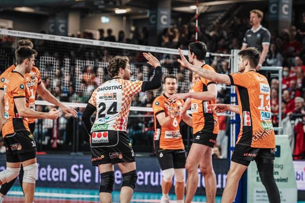 Volleyball Herren Saison 2024 2025 Volleyball Bundesliga VBL SVG Lüneburg vs. Berlin Recycling Volleys 08.03.2025 Die Mannschaft der BERLIN RECYCLING Volleys jubelt Lüneburg LKH Arena Niedersachsen Deutschland