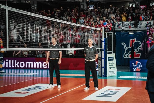 Volleyball Herren Saison 2024 2025 Volleyball Bundesliga VBL SVG Lüneburg vs. Berlin Recycling Volleys 08.03.2025 Die Schiedsrichter des Spiels Lüneburg LKH Arena Niedersachsen Deutschland
