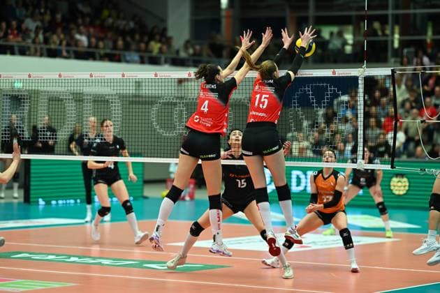 Nathalie Lemmens (Dresdner SC, 4) Marta Kamelija Levinska (Dresdner SC, 15) Dresdner SC vs. Ladies in Black Aachen, 1. Volleyball Bundesliga Frauen, Spielzeit 2024 2025, 08.03.2025 Dresdner SC vs. Ladies in Black Aachen, 1. Volleyball Bundesliga Frauen, Spielzeit 2024 2025, 08.03.2025 Dresden Copyright: xEibner-Pressefoto xHoepnerx EP_PHR