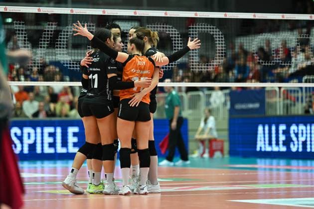 Die Mannschaft aus Aachen jubelt gemeinsam - Dresdner SC vs. Ladies in Black Aachen, 1. Volleyball Bundesliga Frauen, Spielzeit 2024 2025, 08.03.2025 Dresdner SC vs. Ladies in Black Aachen, 1. Volleyball Bundesliga Frauen, Spielzeit 2024 2025, 08.03.2025 Dresden Copyright: xEibner-Pressefoto xHoepnerx EP_PHR