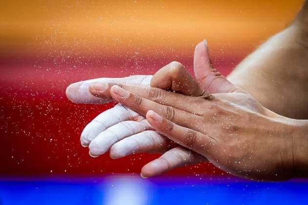 Sport Themen der Woche KW10 Sport Bilder des Tages 2025 European Athletics Indoor Championships, Apeldoorn, Netherlands 8 3 2025 Women s Pole Vault Final France™s Marie-Julie Bonnin dusts her hands before an attempt Marie-Julie Bonnin dusts her hands before an attempt 8 3 2025  Copyright: x INPHO MorganxTreacyx MT2_8748