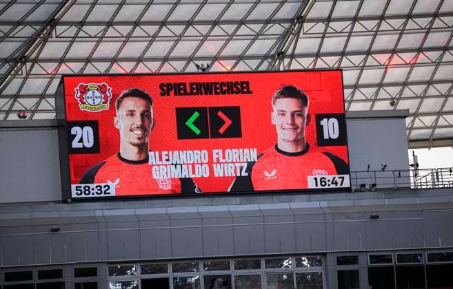 Feature, Anzeigetafel mit der Auswechslung von Florian WIRTZ (LEV), es kommt Alejandro GRIMALDO (LEV), Fussball 1. Bundesliga, 25.Spieltag, Bayer 04 Leverkusen (LEV) - SV Werder Bremen (HB) 0:2, am 08.03.2025 in Leverkusen Deutschland. DFL regulations prohibit any use of photographs as image sequences and or quasi-video Â