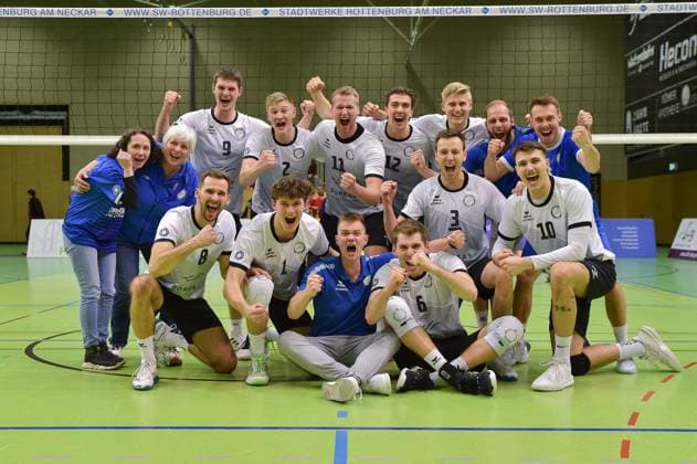 Meisterjubel, Jubel, Freude, Meister 2. Bundesliga, Blue Volleys Gotham Meisterbild, hintere Reihe von links: Finn Jansen (Blue Volleys Gotha, 09), Richard Werner (Blue Volleys Gotha, 02), Tim Wagner (Blue Volleys Gotha, 11), Daniel Mark Ridings (Blue Volleys Gotha, 12), Hannes Krochmann (Blue Volleys Gotha, 07), vordere Reihe: Dominik Duchac (Blue Volleys Gotha, 08), Justus Krausse (Blue Volleys Gotha, 01), Robert Werner (Blue Volleys Gotha, Trainer), Erik Niederluecke (Blue Volleys Gotha, 06), Christoph Assmann (Blue Volleys Gotha, 03), Maximum Crowder (Blue Volleys Gotha, 10) TV Rottenburg vs. Blue Volleys Gotha, Volleyball, 2. Bundesliga Sued, 21. Spieltag, Saison 2024 2025, 08.03.2025, TV Rottenburg vs. Blue Volleys Gotha, Volleyball, 2. Bundesliga Sued, 21. Spieltag, Saison 2024 2025, 08.03.2025 Rottenburg Copyright: xEibner-Pressefoto RalphxKunzex EP_RKE