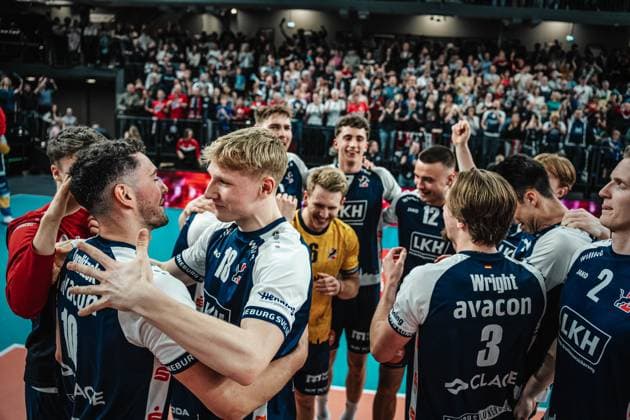 Volleyball Herren Saison 2024 2025 Volleyball Bundesliga VBL SVG Lüneburg vs. Berlin Recycling Volleys 08.03.2025 Die Mannschaft der SVG Lüneburg jubelt nach dem Sieg gegen die BERLIN RECYCLING Volleys Lüneburg LKH Arena Niedersachsen Deutschland