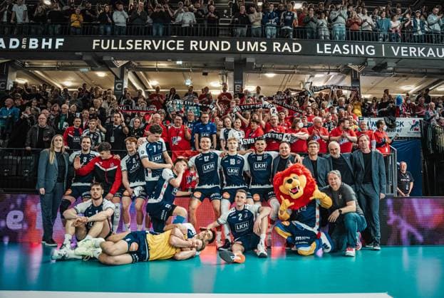 Volleyball Herren Saison 2024 2025 Volleyball Bundesliga VBL SVG Lüneburg vs. Berlin Recycling Volleys 08.03.2025 Die Mannschaft der SVG Lüneburg nach dem Sieg gegen die BERLIN RECYCLING Volleys Lüneburg LKH Arena Niedersachsen Deutschland