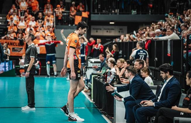 Volleyball Herren Saison 2024 2025 Volleyball Bundesliga VBL SVG Lüneburg vs. Berlin Recycling Volleys 08.03.2025 Jake Hanes ( 22 BERLIN RECYCLING Volleys) nach verlorenem Ball Lüneburg LKH Arena Niedersachsen Deutschland
