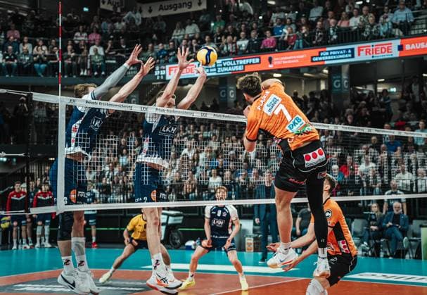 Volleyball Herren Saison 2024 2025 Volleyball Bundesliga VBL SVG Lüneburg vs. Berlin Recycling Volleys 08.03.2025 Simon Plaskie ( 7 BERLIN RECYCLING Volleys) gegen den Block von Michael Patrick Wright ( 3 SVG Lüneburg) und Blake Gregory Leeson ( 2 SVG Lüneburg) Lüneburg LKH Arena Niedersachsen Deutschland