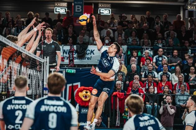 Volleyball Herren Saison 2024 2025 Volleyball Bundesliga VBL SVG Lüneburg vs. Berlin Recycling Volleys 08.03.2025 Xander Wolf Wassenaar Ketrzynski ( 11 SVG Lüneburg) beim Angriff Lüneburg LKH Arena Niedersachsen Deutschland