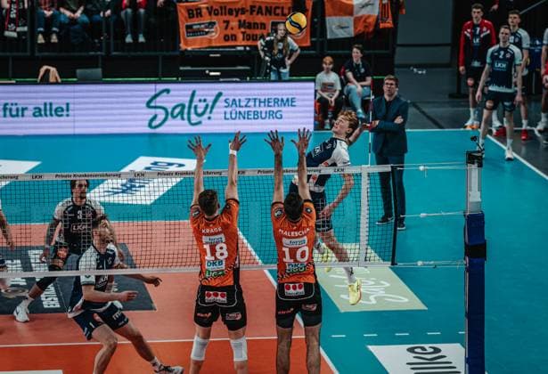 Volleyball Herren Saison 2024 2025 Volleyball Bundesliga VBL SVG Lüneburg vs. Berlin Recycling Volleys 08.03.2025 Oskar Alve Espeland ( 9 SVG Lüneburg) gegen den Block von Florian Krage ( 18 BERLIN RECYCLING Volleys) und Daniel Malescha ( 10 BERLIN RECYCLING Volleys) Lüneburg LKH Arena Niedersachsen Deutschland