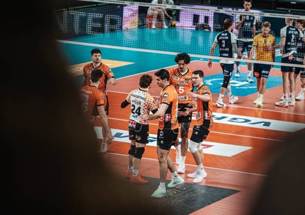 Volleyball Herren Saison 2024 2025 Volleyball Bundesliga VBL SVG Lüneburg vs. Berlin Recycling Volleys 08.03.2025 Die Mannschaft der BERLIN RECYCLING Volleys jubelt Lüneburg LKH Arena Niedersachsen Deutschland