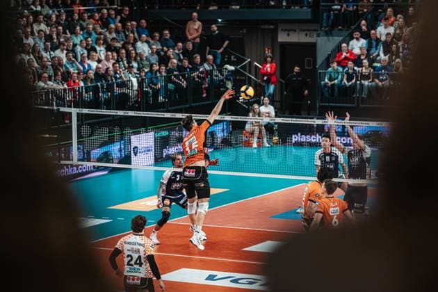 Volleyball Herren Saison 2024 2025 Volleyball Bundesliga VBL SVG Lüneburg vs. Berlin Recycling Volleys 08.03.2025 Moritz Reichert ( 15 BERLIN RECYCLING Volleys) greift den Ball an Lüneburg LKH Arena Niedersachsen Deutschland