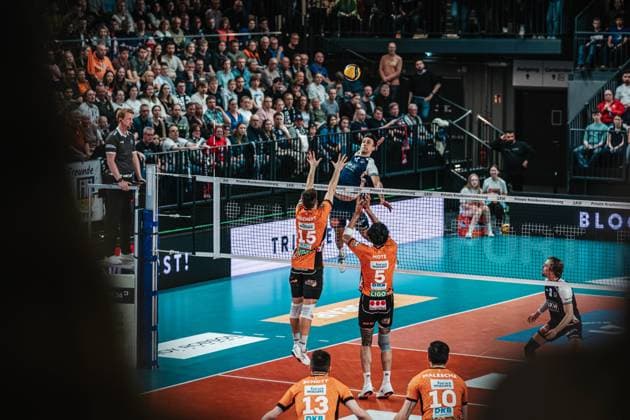 Volleyball Herren Saison 2024 2025 Volleyball Bundesliga VBL SVG Lüneburg vs. Berlin Recycling Volleys 08.03.2025 Xander Wolf Wassenaar Ketrzynski ( 11 SVG Lüneburg) gegen den Block von Moritz Reichert ( 15 BERLIN RECYCLING Volleys) und Nehemiah Mote ( 5 BERLIN RECYCLING Volleys) Lüneburg LKH Arena Niedersachsen Deutschland