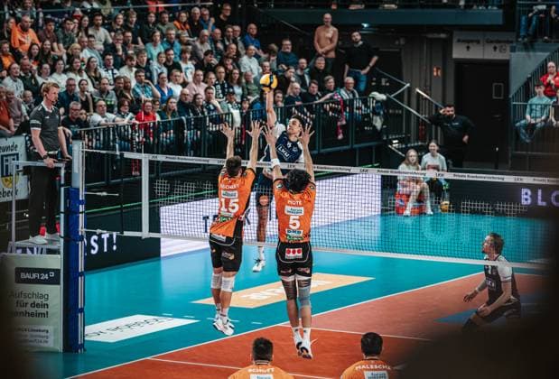 Volleyball Herren Saison 2024 2025 Volleyball Bundesliga VBL SVG Lüneburg vs. Berlin Recycling Volleys 08.03.2025 Xander Wolf Wassenaar Ketrzynski ( 11 SVG Lüneburg) gegen den Block von Moritz Reichert ( 15 BERLIN RECYCLING Volleys) und Nehemiah Mote ( 5 BERLIN RECYCLING Volleys) Lüneburg LKH Arena Niedersachsen Deutschland
