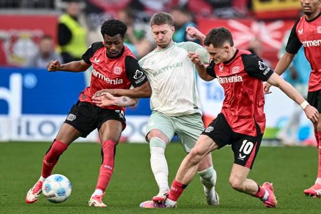 Sport Themen der Woche KW10 v. li. im Kampf um den Ball Nathan Tella (Leverkusen 19) Mitchell Weiser (Werder Bremen 8) tritt Florian Wirtz (Leverkusen 10) auf den Fuß und verletzt ihn 08.03.2025 Fussball Bayer Leverkusen vs SV Werder Bremen, BayArena, Leverkusen, DFB DFL REGULATIONS PROHIBIT ANY USE OF PHOTOGRAPHS AS IMAGE SEQUENCES AND OR QUASI-VIDEO *** v li fighting for the ball Nathan Tella Leverkusen 19 Mitchell Weiser Werder Bremen 8 kicks Florian Wirtz Leverkusen 10 on the foot and injures him 08 03 2025 Soccer Bayer Leverkusen vs SV Werder Bremen, BayArena, Leverkusen, DFB DFL REGULATIONS PROHIBIT ANY USE OF PHOTOGRAPHS AS IMAGE SEQUENCES AND OR QUASI VIDEO Copyright: xpepphotox xHorstxMauelshagenx pep00321, pep_20250308_hm_10257