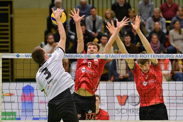 Christoph Assmann (Blue Volleys Gotha, 03) gegen Sam Elgert (TV Rottenburg, 09) und Jan Huber (TV Rottenburg, 03) TV Rottenburg vs. Blue Volleys Gotha, Volleyball, 2. Bundesliga Sued, 21. Spieltag, Saison 2024 2025, 08.03.2025, TV Rottenburg vs. Blue Volleys Gotha, Volleyball, 2. Bundesliga Sued, 21. Spieltag, Saison 2024 2025, 08.03.2025 Rottenburg Copyright: xEibner-Pressefoto RalphxKunzex EP_RKE