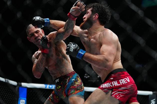 Bilder des Jahres 2025, Sport 03 März Sport Themen der Woche KW10 Sport Bilder des Tages UFC313 - Pereira vs Ankalaev LAS VEGAS, NV - MARCH 8:Alex Pereira and Magomed Ankalaev meet in the octagon for a 5-round main event bout at UFC313 - Pereira vs Ankalaev at T-Mobile Arena on March 8, 2025 in Las Vegas, Nevada (Photo by Louis Grasse PxImages) Las Vegas, Nevada T-Mobile Arena LAS VEGAS, NV United States Copyright: xLouisxGrassex