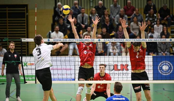 Volleyball 2. Bundesliga Saison 2024 2025 08.03.2025 TV Rottenburg - Blue Volleys Gotha Assmann, Christoph (li, Gotha) gegen Samuel Elgert (Mitte, TV Rottenburg) und Maik Trautmann (re, TV Rottenburg)