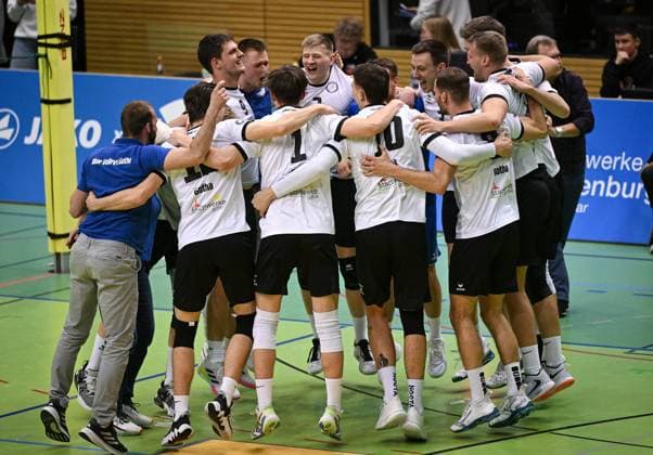 Volleyball 2. Bundesliga Saison 2024 2025 08.03.2025 TV Rottenburg - Blue Volleys Gotha SCHLUSSJUBEL, Team Blue Volleys Gotha feiert die Meisterschaft