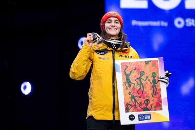 Bilder des Jahres 2025, Sport 03 März Sport Themen der Woche KW10 Sport Bilder des Tages FREITAG Selina (Deutschland) jubelt bei der Siegerehrung ueber Platz 2 und die Silber Medaille, NOR, FIS Nordische Ski Weltmeisterschaft Trondheim Granasen, Skispringen Einzel Großschanze, Siegerehrung Frauen auf der Medal Placa, Wettkampftag 9, Saison 2024 2025, 08.03.2025 NOR, FIS Nordische Ski Weltmeisterschaft Trondheim Granasen, Wettkampftag 9, Saison 2024 2025, 08.03.2025 Trondheim *** FREITAG Selina Germany celebrates 2nd place and the silver medal at the award ceremony, NOR, FIS Nordic World Ski Championships Trondheim Granasen, Ski jumping individual large hill, award ceremony women on the Medal Placa, competition day 9, season 2024 2025, 08 03 2025 NOR, FIS Nordic World Ski Championships Trondheim Granasen, competition day 9, season 2024 2025, 08 03 2025 Trondheim Copyright: xEibner-Pressefoto Memmlerx EP_MMR