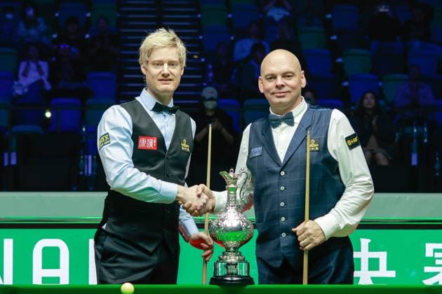 Bilder des Jahres 2025, Sport 03 März Sport Themen der Woche KW10 Sport Bilder des Tages HONG KONG, CHINA - MARCH 09: Neil Robertson (R) of Australia and Stuart Bingham of England pose for a photo with the trophy after the Final match on day 6 of the 2025 World Grand Prix at Kai Tak Arena on March 9, 2025 in Hong Kong, China.  Copyright: xVCGx 111553588390
