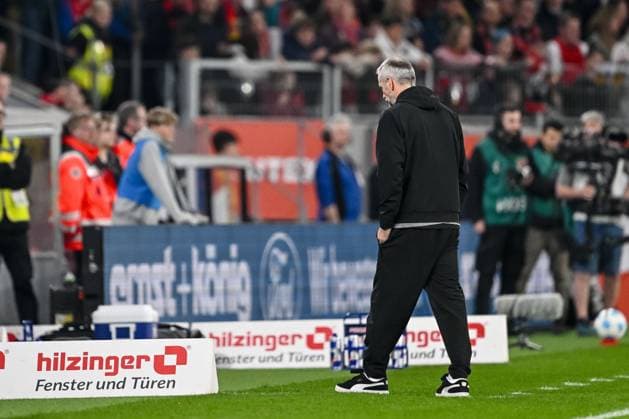 Trainer Marco Rose (RB Leipzig) enttaeusscht waehrend des Spiels der 1. Bundesliga zwischen SC Freiburg und RB Leipzig, Europa-Park Stadion am 08. March 2025 in Freiburg, Deutschland. (Foto von Harry Langer DeFodi Images) +++ Trainer Marco Rose (RB Leipzig) looks dejected during the Bundesliga match between SC Freiburg and RB Leipzig at Europa-Park Stadium on March 8, 2025 in Freiburg, Germany. (Photo by Harry Langer DeFodi Images) DFL regulations prohibit any use of photographs as image sequences and or quasi-video. (Photo by Harry Langer DeFodi Images) DFL regulations prohibit any use of photographs as image sequences and or quasi-video.
