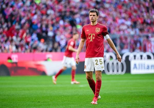 Thomas Mueller (FC Bayern Muenchen) wirkt nachdenklich waehrend des Spiels der 1. Bundesliga zwischen FC Bayern München und VfL Bochum 1848, Allianz Arena am 08. March 2025 in München, Deutschland. (Foto von Silas Schüller DeFodi Images) +++ Thomas Mueller (FC Bayern Muenchen) looks thoughtful during the Bundesliga match between FC Bayern München and VfL Bochum 1848 at Allianz Arena on March 8, 2025 in Munich, Germany. (Photo by Silas Schüller DeFodi Images) DFL regulations prohibit any use of photographs as image sequences and or quasi-video. (Photo by Silas Schueller DeFodi Images)