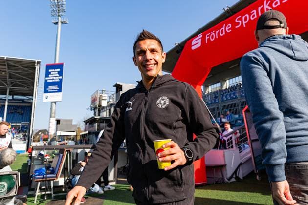 Fußball I Herren I Saison 2024-2025 I Bundesliga I 25. Spieltag I Holstein Kiel - VfB Stuttgart I 08.03.2025 Marcel Rapp (Cheftrainer, Holstein Kiel) im Fokus. Kiel Holstein-Stadion Schleswig-Holstein Deutschland Copyright: xLobecax xHenningxRohlfsx