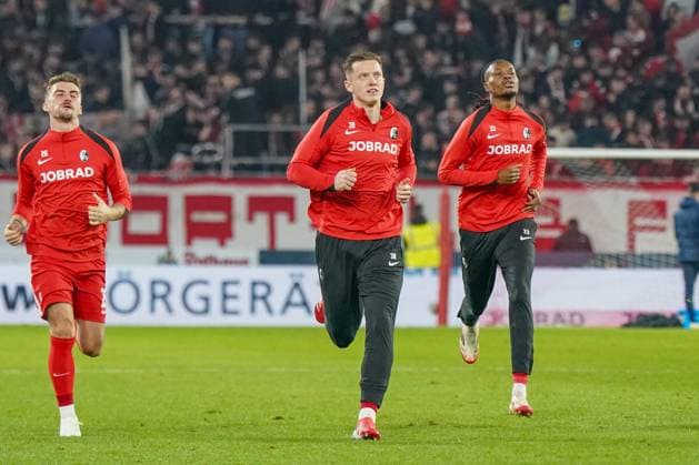 Deutschland, Fussball Bundesliga 2024 2025, 25. Spieltag - SC Freiburg vs. RB Leipzig - Europa-Park-Stadion (Freiburg): Michael Gregoritsch (SC Freiburg, 38) mit Maximilian Philipp (SC Freiburg, 26) und Jordy Makengo (SC Freiburg, 33) *** Germany, Bundesliga 2024 2025, Matchday 25 SC Freiburg vs RB Leipzig Europa Park Stadion Freiburg Michael Gregoritsch SC Freiburg, 38 with Maximilian Philipp SC Freiburg, 26 and Jordy Makengo SC Freiburg, 33 Copyright: xJOERANxSTEINSIEKx