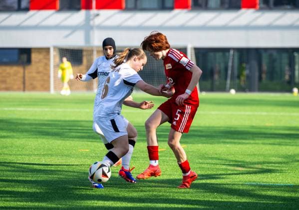 Fußball, Mädchen, U17, U 17 Juniorinnen, Saison 2024 2025, DFB-Pokal der Juniorinnen (Viertelfinale), 1. FC Union Berlin - Bayer Leverkusen, v. l. Elif Berra Cambaz, Nina Dahl (beide Leverkusen), Paula Reutter (Union), 09.03. 2025, Copyright: xMatthiasxKochx
