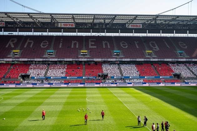 09.03.2025, Fussball: Google Pixel Frauen-Bundesliga, Saison 2024 2025, 16. Spieltag, 1. FC Koeln - FC Bayern Muenchen im RheinEnergieStadion in Köln. Auf der Tribuene wurden Fahnen verteilt. Wichtiger Hinweis: Gemaess den Vorgaben der DFL Deutsche Fussball Liga bzw. des DFB Deutscher Fussball-Bund ist es untersagt, in dem Stadion und oder vom Spiel angefertigte Fotoaufnahmen in Form von Sequenzbildern und oder videoaehnlichen Fotostrecken zu verwerten bzw. verwerten zu lassen. Foto: Kirchner-Media Thomas Haesler Copyright: xKirchner-Media ThomasxHaeslerx