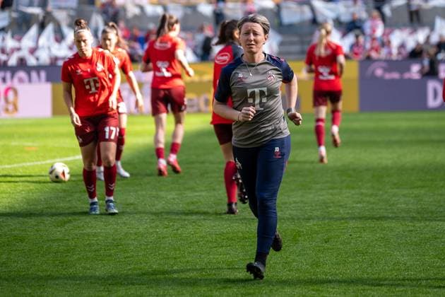 09.03.2025, Fussball: Google Pixel Frauen-Bundesliga, Saison 2024 2025, 16. Spieltag, 1. FC Koeln - FC Bayern Muenchen im RheinEnergieStadion in Köln. Britta Carlson (1. FC Köln, Trainerin) hat es eilig. Wichtiger Hinweis: Gemaess den Vorgaben der DFL Deutsche Fussball Liga bzw. des DFB Deutscher Fussball-Bund ist es untersagt, in dem Stadion und oder vom Spiel angefertigte Fotoaufnahmen in Form von Sequenzbildern und oder videoaehnlichen Fotostrecken zu verwerten bzw. verwerten zu lassen. Foto: Kirchner-Media Thomas Haesler Copyright: xKirchner-Media ThomasxHaeslerx