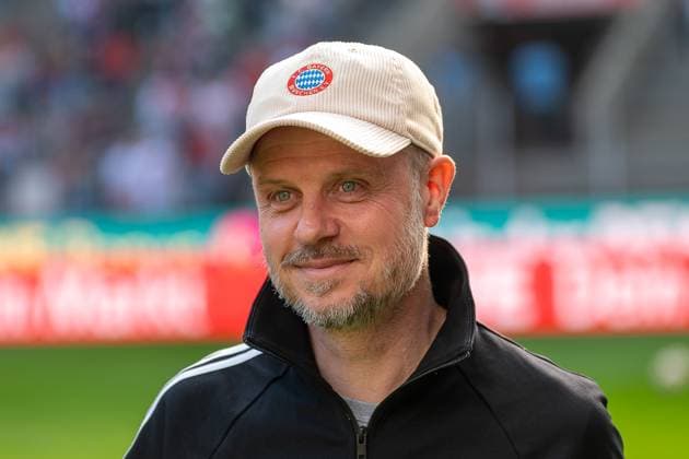 09.03.2025, Fussball: Google Pixel Frauen-Bundesliga, Saison 2024 2025, 16. Spieltag, 1. FC Koeln - FC Bayern Muenchen im RheinEnergieStadion in Köln. Alexander Straus(FC Bayern Muenchen, Trainer) nach dem Interview. Wichtiger Hinweis: Gemaess den Vorgaben der DFL Deutsche Fussball Liga bzw. des DFB Deutscher Fussball-Bund ist es untersagt, in dem Stadion und oder vom Spiel angefertigte Fotoaufnahmen in Form von Sequenzbildern und oder videoaehnlichen Fotostrecken zu verwerten bzw. verwerten zu lassen. Foto: Kirchner-Media Thomas Haesler Copyright: xKirchner-Media ThomasxHaeslerx