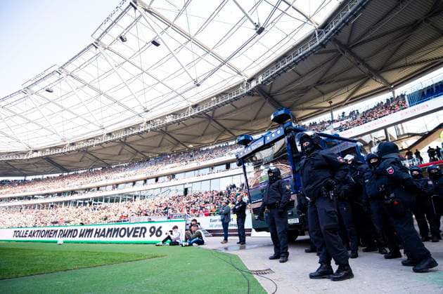 09.03.2025 - Fußball, 2024 2025, 2. Bundesliga, 25. Spieltag, Hannover 96 - Eintracht Braunschweig: Polizei DFL REGULATIONS PROHIBIT ANY USE OF PHOTOGRAPHS AS IMAGE SEQUENCES AND OR QUASI-VIDEO. Hannover Niedersachsen Deutschland Heinz von Heiden Arena