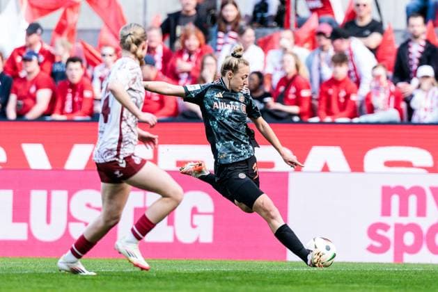Google Pixel Frauen-Bundesliga, 1. FC Köln - FC Bayern München; 09.03.2025 Carolin Simon (FC Bayern München, 30) schießt das 0:1 Google Pixel Frauen-Bundesliga, 1. FC Köln - FC Bayern München, Köln, RheinEnergiestadion am 09.03.2025 DFB REGULATIONS PROHIBIT ANY USE OF PHOTOGRAPHS AS IMAGE SEQUENCES AND OR QUASI-VIDEO. Copyright: xBEAUTIFULxSPORTS Wunderlx