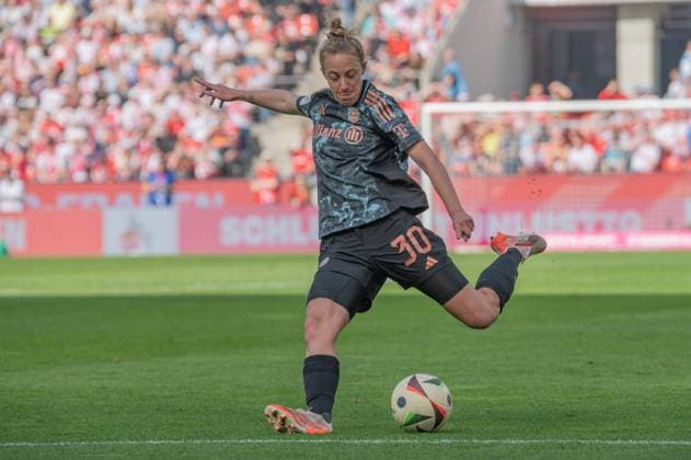 Cologne, Germany, March 09, 2025: Carolin Simon (30 Bayern Munich Women) shoots the ball (action) during the Google Pixel Frauen-Bundesliga game between 1. FC Köln and FC Bayern München at the RheinEnergieSTADION in Cologne, Germany (Martin Pitsch SPP) Copyright: xMartinxPitschx xSPPx spp-en-MaPiSp-20250309_NIKON Z 6_KOEvFCB_DSC0307