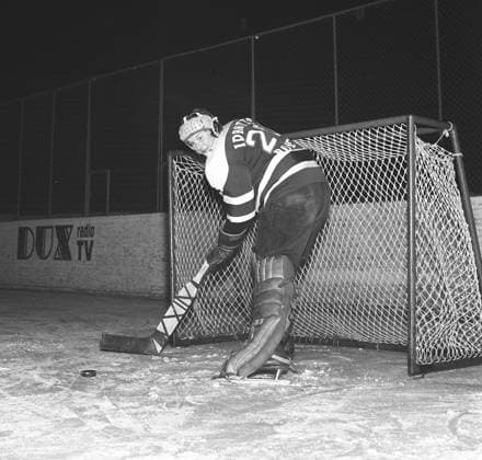 Archivbilder der Woche SPORT KW10 Eishockey in den 1950er Jahren. Ein Torwart auf der Eishockeybahn. 1959. Kristoffersson ref CL20 1 Ice hockey, Eishockey in the 1950s. A goalkeeper on the ice hockey rink. 1959. Kristoffersson ref CL20-1 Copyright: imageBROKER Sjoberg ibljsj12852775.jpg