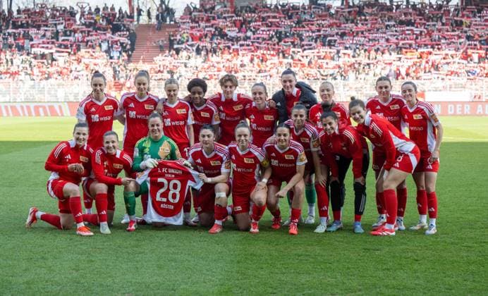 Fußball, Frauen, Saison 2024 2025, 2. Frauen-Bundesliga (17. Spieltag), 1. FC Union Berlin - SG 99 Andernach, Teamfoto Union vor dem Spiel mit Trikot von Leonie Köster (1. Frauen 1. FC Union), die beim letzten Heimspiel gegen Nürnberg einen Kreuzbandriss erlitten hat, 09.03. 2025, Copyright: xMatthiasxKochx