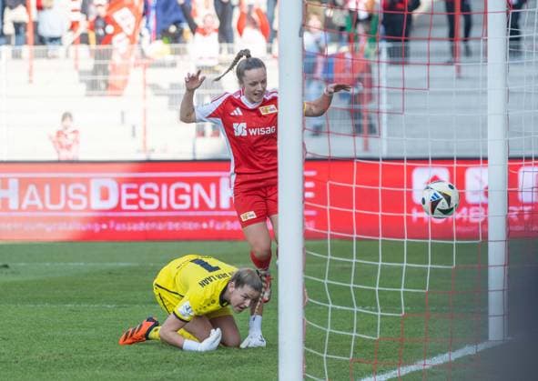 Fußball, Frauen, Saison 2024 2025, 2. Frauen-Bundesliga (17. Spieltag), 1. FC Union Berlin - SG 99 Andernach, v. l. Torfrau Laura van der Laan (Andernach), Lisa Heiseler (1. Frauen 1. FC Union) erzielt das Tor zum 1:0, 09.03. 2025, Copyright: xMatthiasxKochx