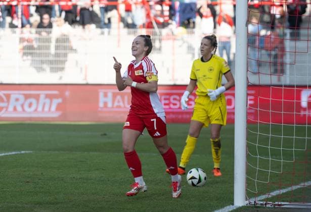 Fußball, Frauen, Saison 2024 2025, 2. Frauen-Bundesliga (17. Spieltag), 1. FC Union Berlin - SG 99 Andernach, v. l. Lisa Heiseler (1. Frauen 1. FC Union), Torfrau Laura van der Laan (Andernach), Jubel nach Tor zum 1:0, 09.03. 2025, Copyright: xMatthiasxKochx