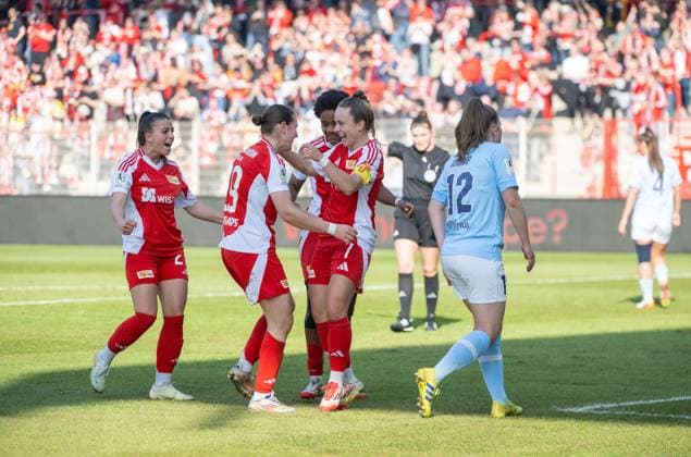 Fußball, Frauen, Saison 2024 2025, 2. Frauen-Bundesliga (17. Spieltag), 1. FC Union Berlin - SG 99 Andernach, v. l. Korina Janez (1. Frauen 1. FC Union), Antonia Halverkamps (1. Frauen 1. FC Union), Naika Reissner (1. Frauen 1. FC Union), Lisa Heiseler (1. Frauen 1. FC Union), Leonie Krump (Andernach),, Jubel nach Tor zum 1:0, 09.03. 2025, Copyright: xMatthiasxKochx